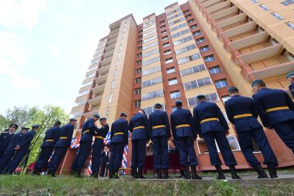 Московская область ,Щелково. Военнослужащие  во время торжественного вручения  ключей от новых квартир.