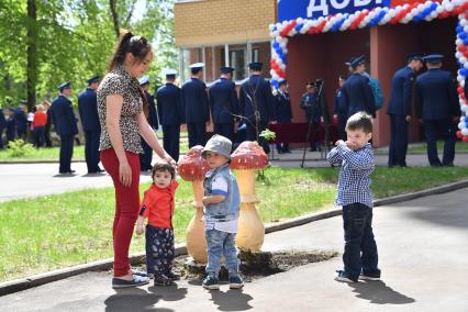 Московская область ,Щелково. Семья военнослужащего на   торжественном вручении    летчикам и десантникам ключей от новых квартир.