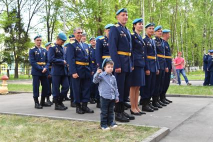 Московская область , Щелково. Военнослужащие  во время торжественного вручения  ключей от новых квартир.