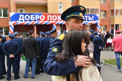 Московская область , Щелково. Семья военнослужащего на   торжественном вручении  ключей от новых квартир.