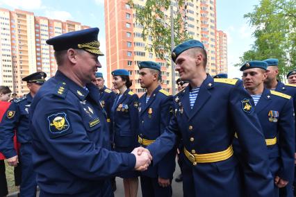 Московская область , Щелково.  Главнокомандующий Воздушно-космическими силами, генерал-полковник Андрей Сердюков (слева  )  во время торжественного вручения летчикам и десантникам ключей от новых квартир.