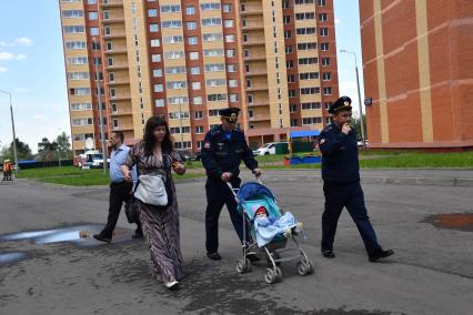 Московская область , Щелково. Семья военнослужащего на   торжественном вручении  ключей от новых квартир.