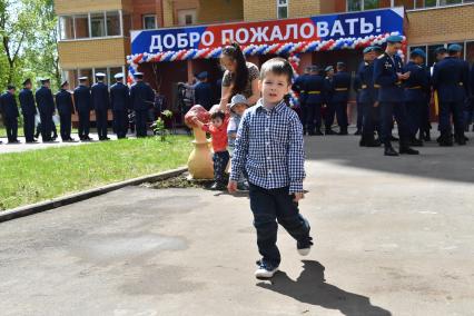 Московская область ,Щелково. Семья военнослужащего на   торжественном вручении  летчикам и десантникам ключей от новых квартир.