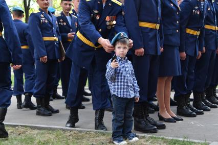 Московская область , Щелково. Военнослужащие  во время торжественного вручения  ключей от новых квартир.