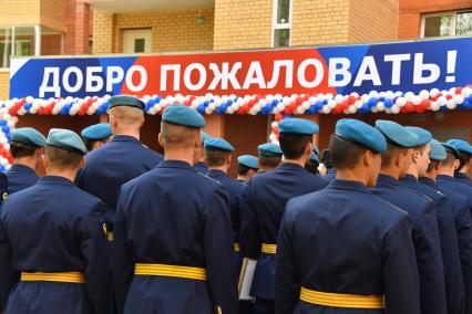 Московская область , Щелково. Военнослужащие  во время торжественного вручения  ключей от новых квартир.