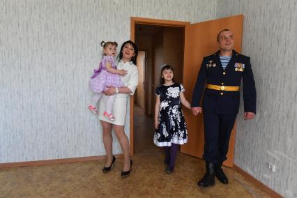 Московская область ,Щелково. Семья военнослужащего осматривает новую квартиру.