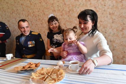 Московская область , Щелково.  Семья военнослужащего осматривает новую квартиру.