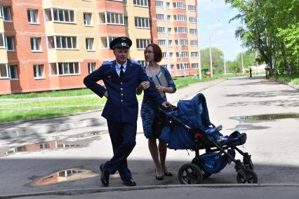 Московская область , Щелково. Семья военнослужащего на   торжественном вручении  ключей от новых квартир.