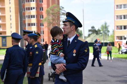 Московская область , Щелково. Семья военнослужащего на   торжественном вручении  ключей от новых квартир.