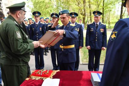 Московская область , Щелково. Заместитель руководителя департамента жилищного обеспечения министерства обороны РФ Анатолий Гринев    во время торжественного вручения летчикам и десантникам ключей от новых квартир.