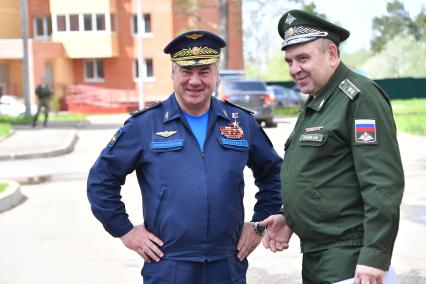 Московская область ,Щелково. Главнокомандующий Воздушно-космическими силами, генерал-полковник Виктор Бондарев и заместитель руководителя департамента жилищного обеспечения министерства обороны РФ Анатолий Гринев (слева направо) во время торжественного вручения летчикам и десантникам ключей от новых квартир.