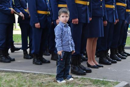 Московская область , Щелково. Военнослужащие  во время торжественного вручения  ключей от новых квартир.