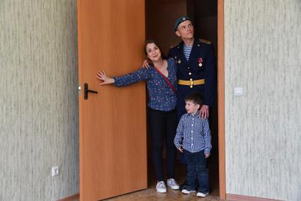 Московская область , Щелково. Семья военнослужащего осматривает новую квартиру.