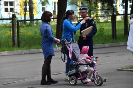 Московская область , Щелково. Семья военнослужащего на   торжественном вручении  ключей от новых квартир.