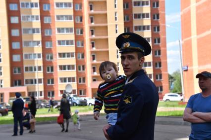 Московская область , Щелково. Семья военнослужащего на   торжественном вручении  ключей от новых квартир.