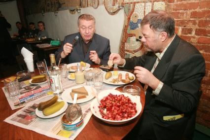 Москва. Лидер ЛДПР Владимир Жириновский и корреспондент `Комсомольской правды` Александр Гамов во время интервью в ресторане `Кризис жанра`.