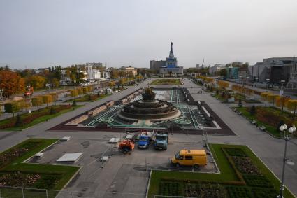 Москва. Вид на территорию ВДНХ и Главную аллею с павильона `Земледелие`.