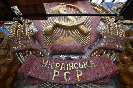 Москва. Барельеф герба республики Украина в павильоне `Земледелие`.