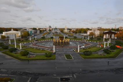 Москва. Вид на территорию ВДНХ и фонтан `Дружба народов` с павильона `Центральный`.