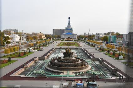 Москва. Вид на территорию ВДНХ и Главную аллею с павильона `Земледелие`.