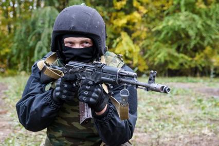 Самара. Бойцы ОМОН отдела Росгвардии совершенствуют профессиональные навыки в полевых условиях.