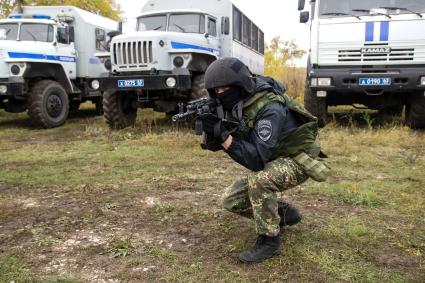 Самара. Бойцы  ОМОН отдела Росгвардии  совершенствуют профессиональные навыки в полевых условиях.