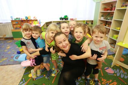 Красноярск. Воспитатель во время занятий с детьми в детском саду.