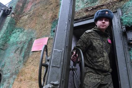 Зеленоград.   Военнослужащий  ПВО  войск Воздушно-космической обороны  на боевом дежурстве .