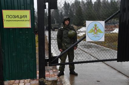 Зеленоград. Территория военной части , где расположен  Зенитно-ракетный комплекс С-400 `Триумф` и  РЛС  `Сопка`   .