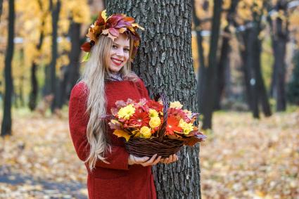 Самара. Девушка во время прогулки в осеннем парке.