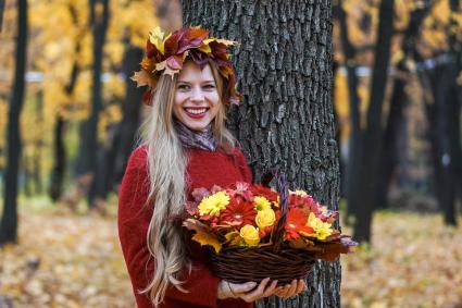 Самара. Девушка во время прогулки в осеннем парке.