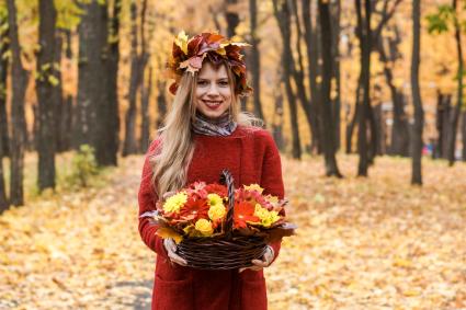 Самара. Девушка во время прогулки в осеннем парке.