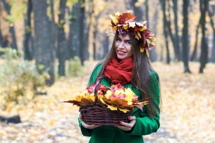 Самара. Девушка во время прогулки в осеннем парке.