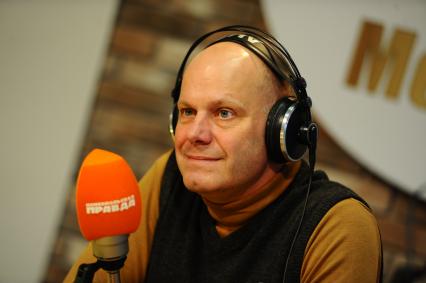 Москва. Музыкант, актер театра и кино , телеведущий Алексей Кортнев на радиостанции `Комсомольская правда`.