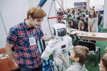 Самара. Посетители на Всероссийском фестивале науки.