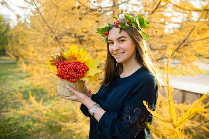 Челябинск.  Девушка держит в руках осенний букет.