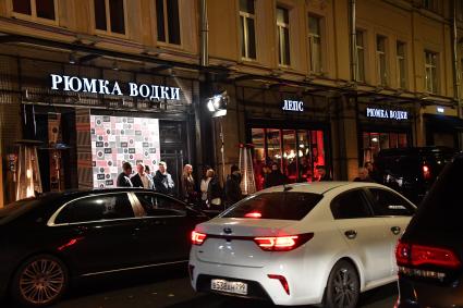 Москва. Фасад нового питейного заведения , рюмочной Григория Лепса `Рюмка водки`.