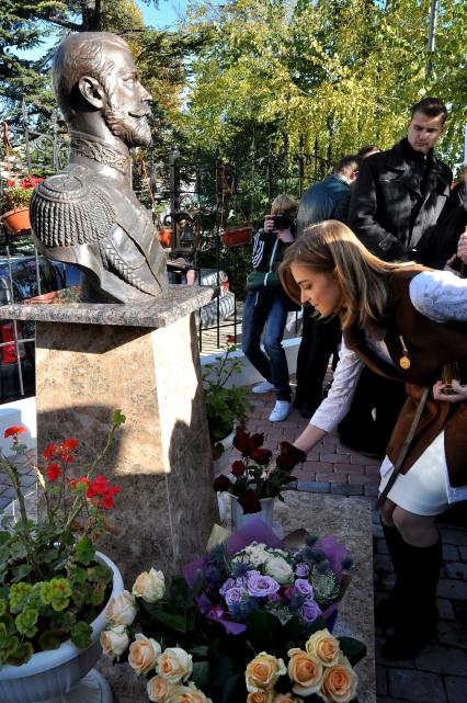 Симферополь. Депутат Госдумы Наталья Поклонская на открытии часовни в честь Святых Царственных страстотерпцев и бюста последнего российского императора Николая II возле здания прокуратуры Крыма.