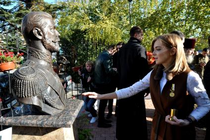 Симферополь. Депутат Госдумы Наталья Поклонская на открытии часовни в честь Святых Царственных страстотерпцев и бюста последнего российского императора Николая II возле здания прокуратуры Крыма.