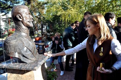 Симферополь. Депутат Госдумы Наталья Поклонская на открытии часовни в честь Святых Царственных страстотерпцев и бюста последнего российского императора Николая II возле здания прокуратуры Крыма.