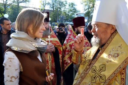 Симферополь. Депутат Госдумы Наталья Поклонская на открытии часовни в честь Святых Царственных страстотерпцев и бюста последнего российского императора Николая II возле здания прокуратуры Крыма.