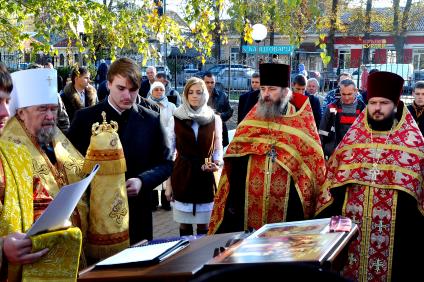 Симферополь. Депутат Госдумы Наталья Поклонская (в центре) на открытии часовни в честь Святых Царственных страстотерпцев и бюста последнего российского императора Николая II возле здания прокуратуры Крыма.