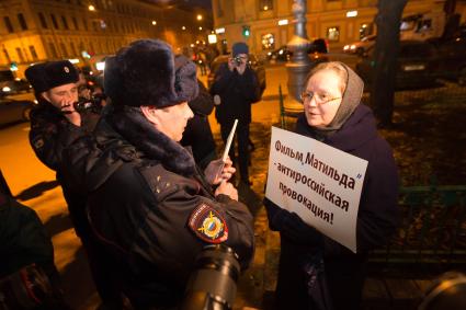 Санкт-Петербург.  Участница одиночного пикета перед началом премьеры фильма режиссера А.Учителя `Матильда` в Мариинском театре