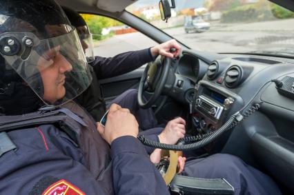 Санкт-Петербург. Сотрудники  управления вневедомственной охраны  Главного управления Росгвардии  в служебном автомобиле