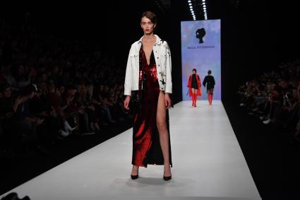 Москва. Модель на показе  Mercedes-Benz Fashion Week Russia в ЦВЗ `Манеж`.