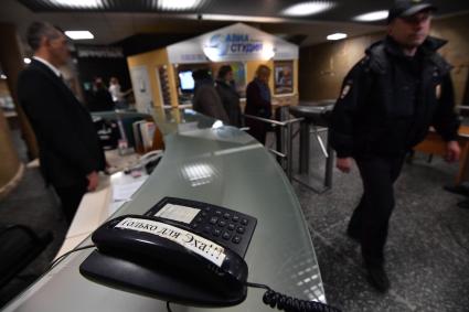 Москва. Сотрудники правоохранительных органов в редакции радиостанции `Эхо Москвы`.