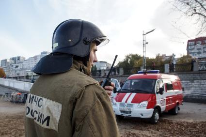 Самара. Спасатели провели командно-штабные учения по спасению людей с горящего пассажирского теплохода.