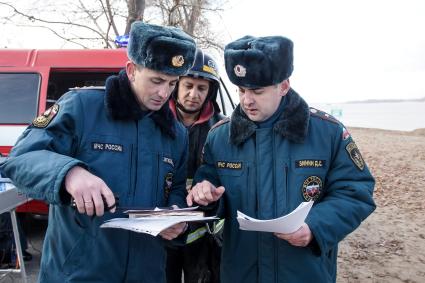 Самара. Спасатели провели командно-штабные учения по спасению людей с горящего пассажирского теплохода.