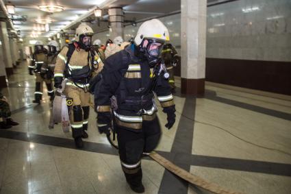 Самара.  Командно-штабные учения по ликвидации черезвычайной ситуации были проведенны в метро на станции `Алабинская`.