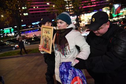 Москва.  Участница акции протеста перед  началом премьеры фильма  режиссера  Алексея Учителя `Матильда`  у кинотеатра  `Каро 11 Октябрь`.